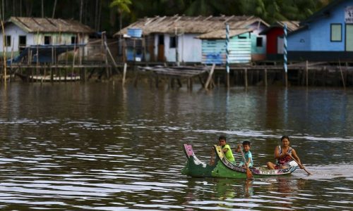 Moradores de comunidades ribeirinhas do arquipélago de Marajó se aproximam do Navio Auxiliar Pará.